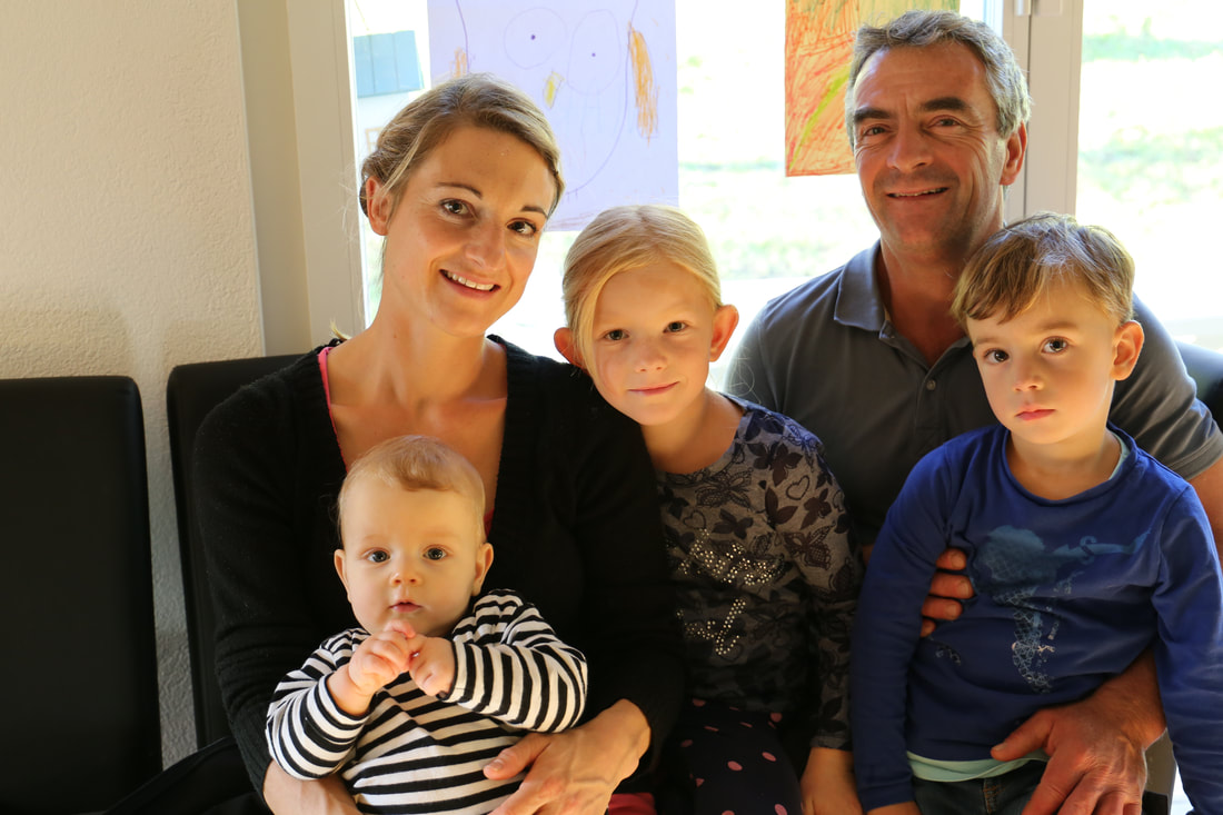 Die Besitzer des bnb Oberhofstatt Madlen und Seppi Truttmann mit den Kindern Noemi, Marino und Peppino.